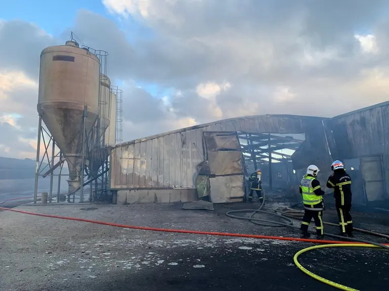 Abondance d'isolants plus ou moins inflammables ou de paille, étanchéité, et bien sûr défaillance technique, créent un cocktail pouvant être explosif.