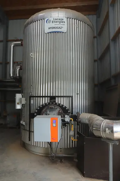 En 2016, l'éleveur a installé le réseau de chaleur alimenté par un ballon couplé à une chaudière à gaz 