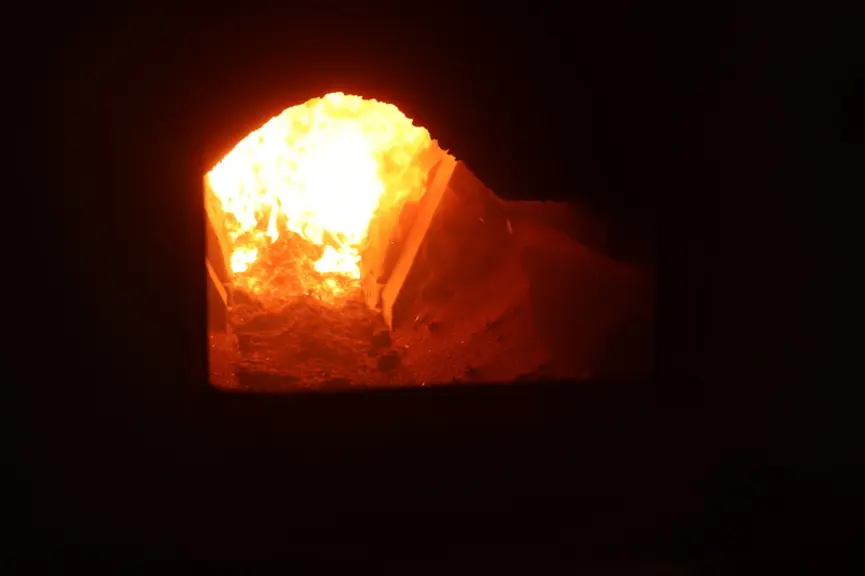 La chaudière Heizomat est caractérisée par un long foyer en U où progresse le bois en combustion