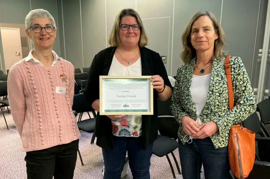 Meilleure communication en pathologie aviaire aux JRA pour EBroiler track (Angélique Travel (Itavi) entourée d'Isabelle Kempf à sa droite et Sophie Bouquin-Leneveu représentantes de l'AMVA.