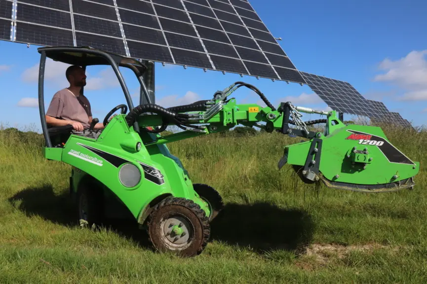 Rabattre les végétaux autour des trackers solaires et des clôtures est presque un plaisir chez Yves-Marie Beaudet