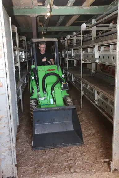 Grâce au faible encombrement, Yves-Marie Beaudet circule aisément dans les couloirs du bâtiment volière « même en présence des poules, qui s’écartent