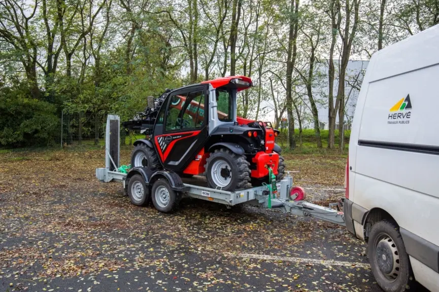 Lancé début mars, la gamme Ultra light Manitou est équipée d'accessoires variés (fourche, pince à big-ball, lame, coupe branche...). A noter aussi une garde au sol de 29 cm, assez haute malgré tout.