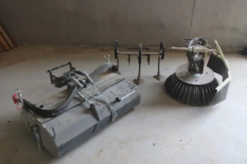 Les outils utilisables en volière, en plus du godet monté sur le mini-tracteur : le balai axial, le canadien à trois dents, la brosse ronde et la lame repoussante (absente sur cette photo).