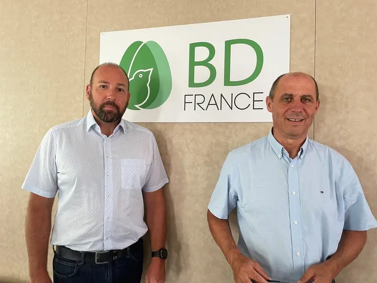 Loïc Hérisson et Gérard Munsch, de BD France : « Notre objectif est de faire de cet élevage un site vitrine des nouveaux élevages du groupe et de mettre en avant la qualité de nos poussins. »