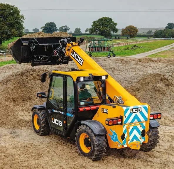 Ce télescopique est le troisième engin de manutention converti à l’énergie électrique chez JCB.