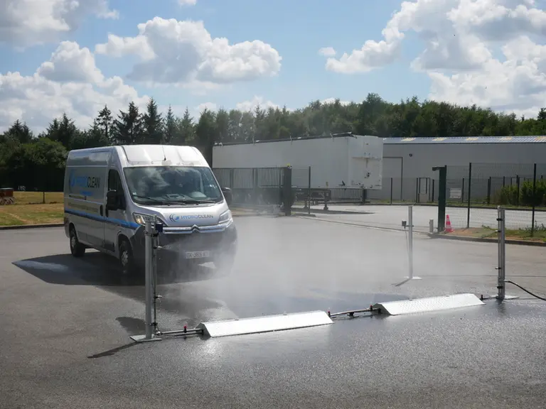 La désinfection du véhicule se produit dans un seul sens de circulation.