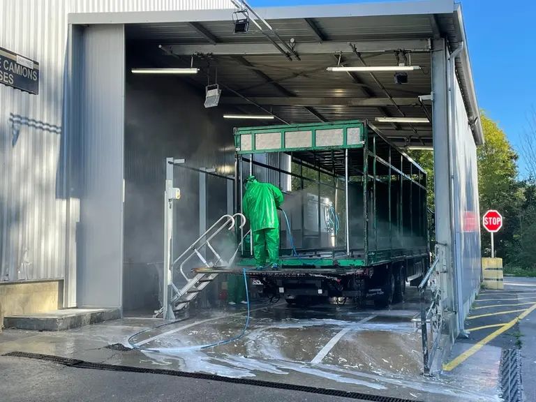Après la livraison des canards à l'abattoir, chaque camion est nettoyé et désinfecté durant 20 minutes sur l’aire de lavage jouxtant le quai.