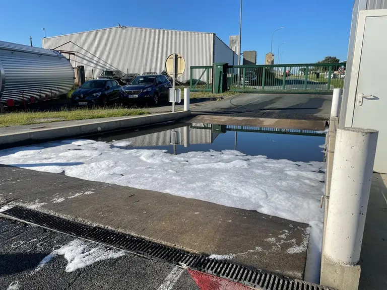 Tous les camions entrant et sortant de l’abattoir de Came (64) traversent le rotoluve contenant une solution virucide.
