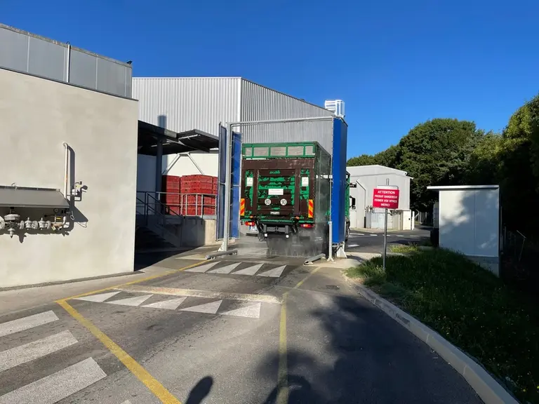 Avant de recharger les caisses propres, le véhicule nettoyé et désinfecté passe sous une arche pour une seconde désinfection.