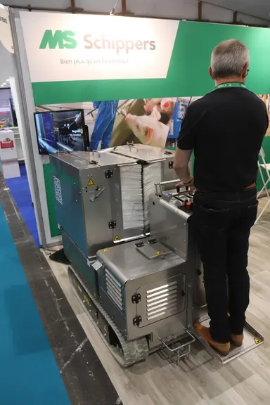 Debout sur la machine, l'opérateur supervise le lavage sans se fatiguer