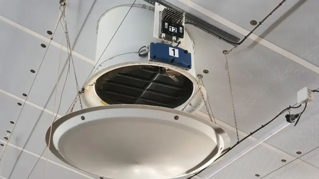 Sur cette cheminée Skov DA 680 ayant un ventilateur EC, le contrôleur de vitesse est placé au-dessus de boîtier bleu. Le moteur EC est positionné au-d