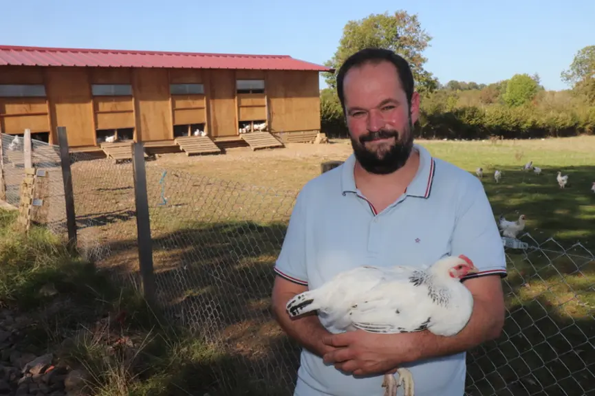 Sébastien Porte s'est lancé en 2021 avec trois cabanes (1500 poussins par lot).