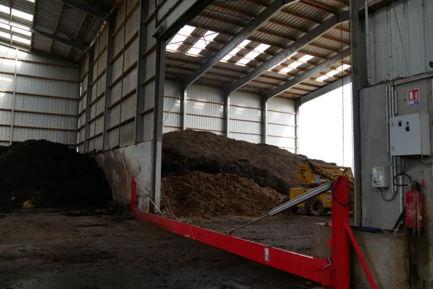 À l’arrivée sur le site de méthanisation, les intrants sont stockés dans un grand hangar de 1 400 m2.