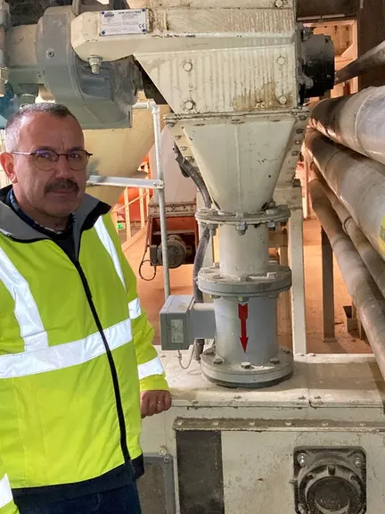 Jean-Luc Denis, responsable de l’usine Nutri-Bourgogne devant l’appareil de mesure du débit du blé entier : « Le dispositif de mélange par flux après