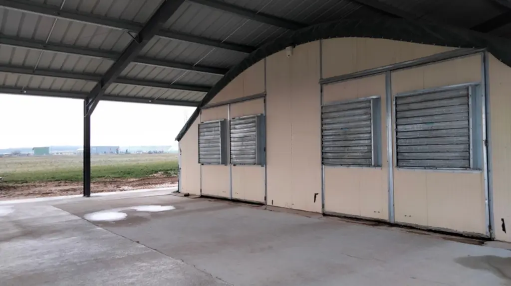 En été, « l’isolation renforcée par les panneaux photovoltaïques devrait permettre de limiter les montées en température à l’intérieur du bâtiment », espère ...