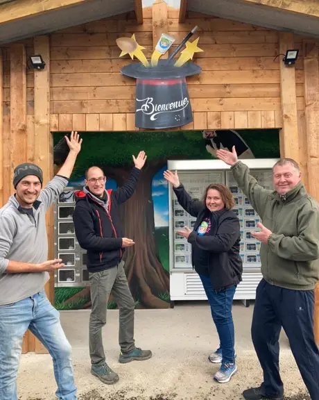 Le distributeur de produits de volailles installé chez une productrice de produits laitiers a évité à Jérôme Laurent de faire un cinquième marché dans la semaine.