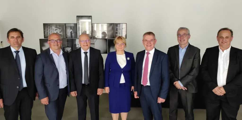 De gauche à droite : Stéphane Sallé (pôle Volailles France), Christophe Guyony (pôle Traiteur), Laurent Raimbauld (directeur financier) Natalia Bernard (futur ...