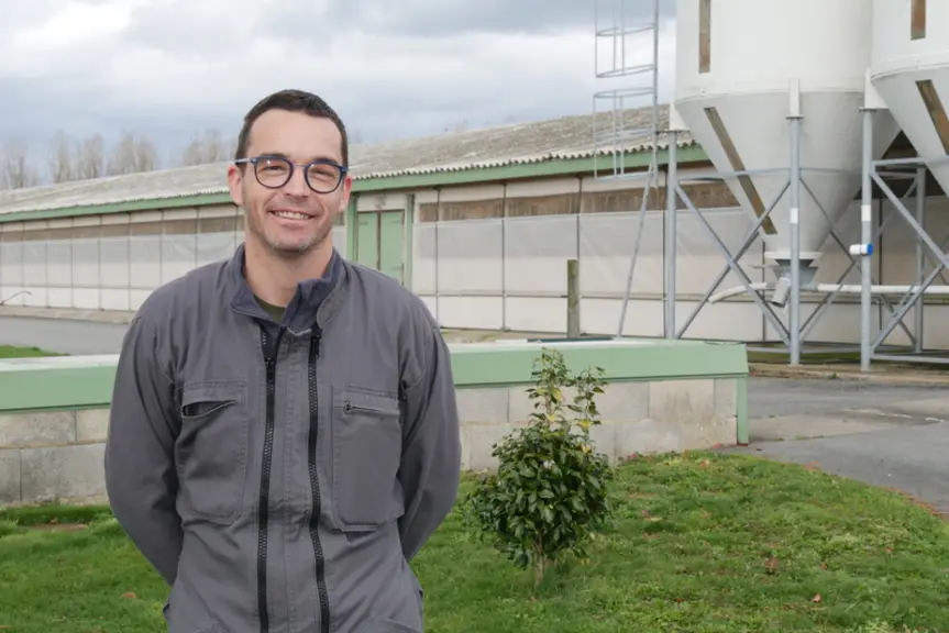 Jonas Dibou s'est installé hors cadre familial et a repris un élevage de poules reproductrices dans les Côtes d'Armor.