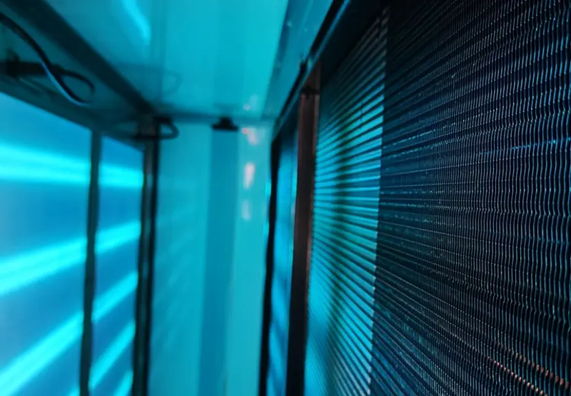 Les microorganismes présents dans l'air sont détruits par des composants oxydoréducteurs activés par des UV et revêtant deux cadres en nids d'abeille.