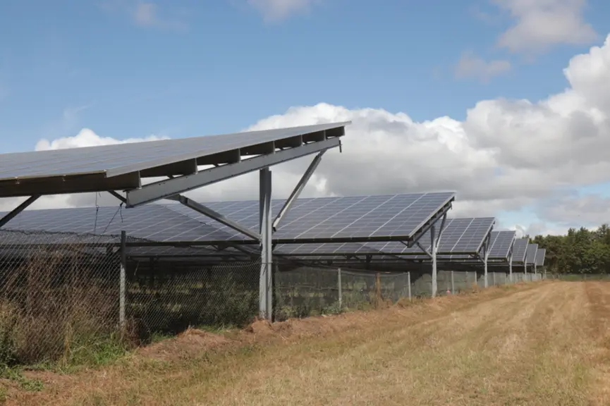 À Saint-Hilaire-de-Chaléons (Loire-Atlantique), la centrale photovoltaïque de Technique solaire de 2,4 hectares de panneaux fournira la consommation a