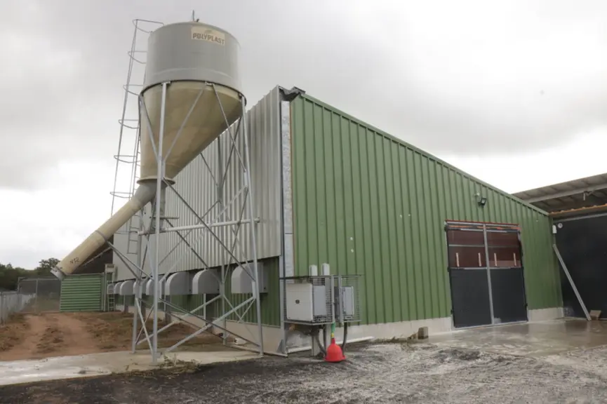Les deux poussinières de 320 m2 accueillent du gibier et de la volaille de chair en intersaison.
