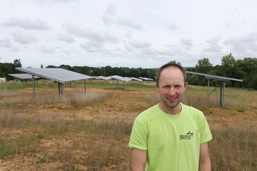 Olivier Sourdin, producteur d'œufs bio en Ille-et-Vilaine. « Autofinancés par la vente d’électricité, ces abris photovoltaïques profitent aux poules m
