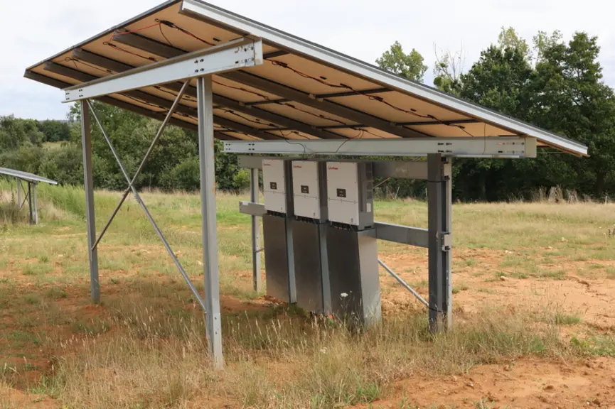 L’abri photovoltaïque de Triangle Élevage est rapide à monter et démanteler. Ici celui regroupant les onduleurs, 