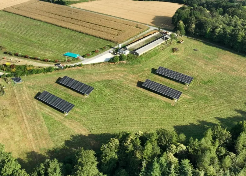 Les quatre abris photovoltaïques de 240 m2 chacun occupent 4% du parcours.