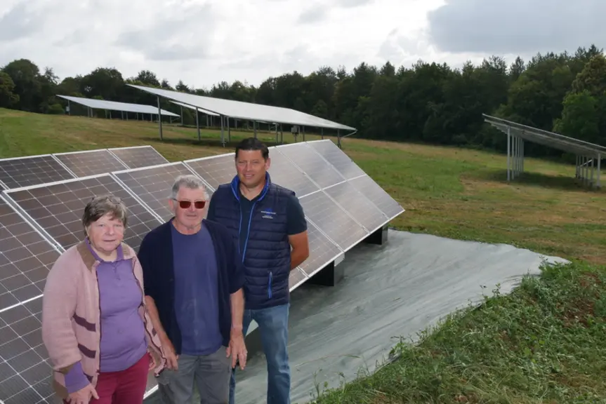 Olivier Madec, de Novafrance Energy, à côté de Christian et Evelyne Macé, parents de Nicolas photo) également équipés d'abris photovoltaïques dans leu
