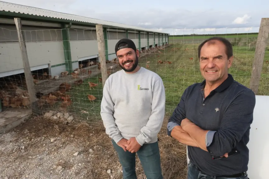 Avec le poulet Label rouge, Corentin Chateignier, ici avec son père Alain, renforce le positionnement qualitatif et original de sa production (asperge