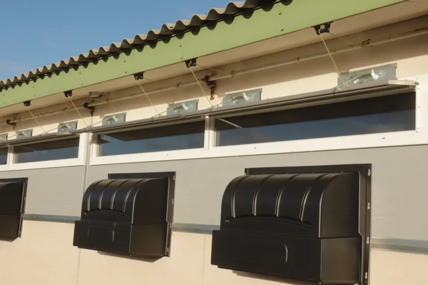 Les volets pivotants actionnés par les moteurs et les tubes enrouleurs des anciens rideaux, font entrer la lumière tout en arrêtant les rayons directs du soleil. À 20 ...