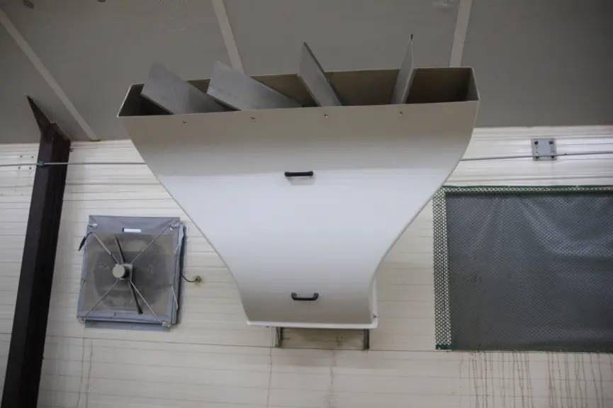 Le déflecteur du ventilateur à ailettes réglables permet une diffusion homogène de l’air au sein du bâtiment. À gauche, le conduit de sortie d'air cha