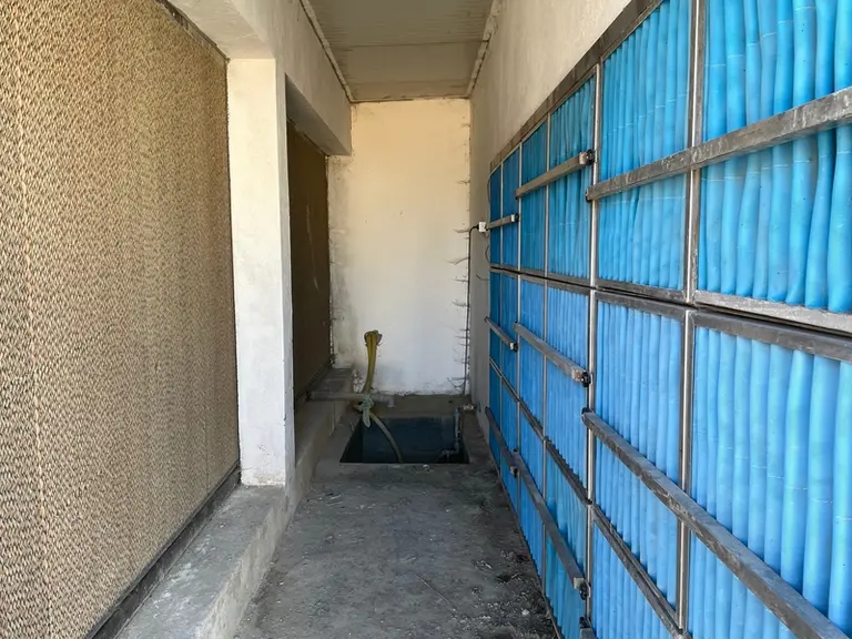 Le pad-cooling (à gauche) et la filtration d'air (à droite) permettent de faire entrer dans le bâtiment un air refroidi et assaini.