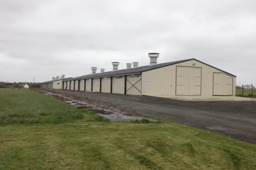 Bâtis sur une parcelle agricole, les deux poulaillers ont engendré des coûts VRD relativement importants