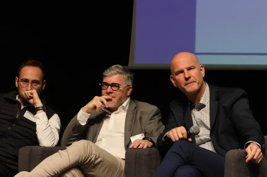 De gauche à droite : Jérémy Choquet (éleveur), Ludovic Michel (groupe Michel), Dylan Chevalier (LDC), chacun d'entre eux a illustré les efforts de leur maillon pour la ...
