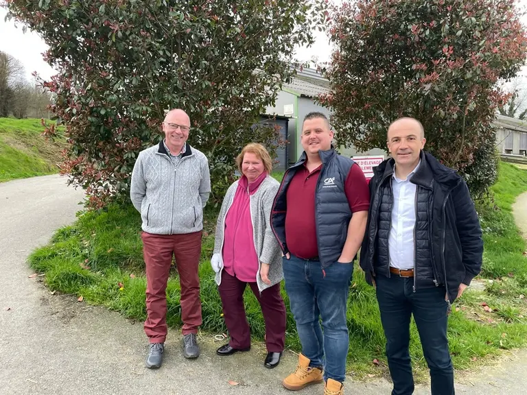Christopher Rouzo, entouré des éleveurs cédants, Sophie et Pierrick Le Palud, et de Thierry Guého, de la Safer Bretagne : « La négociation s’est faite sur les bases ...