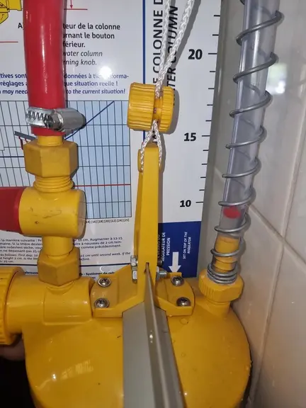 Au démarrage, la bille rouge dans la colonne d'eau est décollée de 1 à 2 cm, correspondant à une pression de 10 g ou 10 cm par rapport au niveau réel de la ligne d'eau.