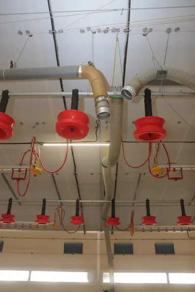 Pour rapailler, la paille déchiquetée par une machine Teagle est répartie dans le bâtiment par un tube PVC fixe sur lequel se branche l’opérateur.