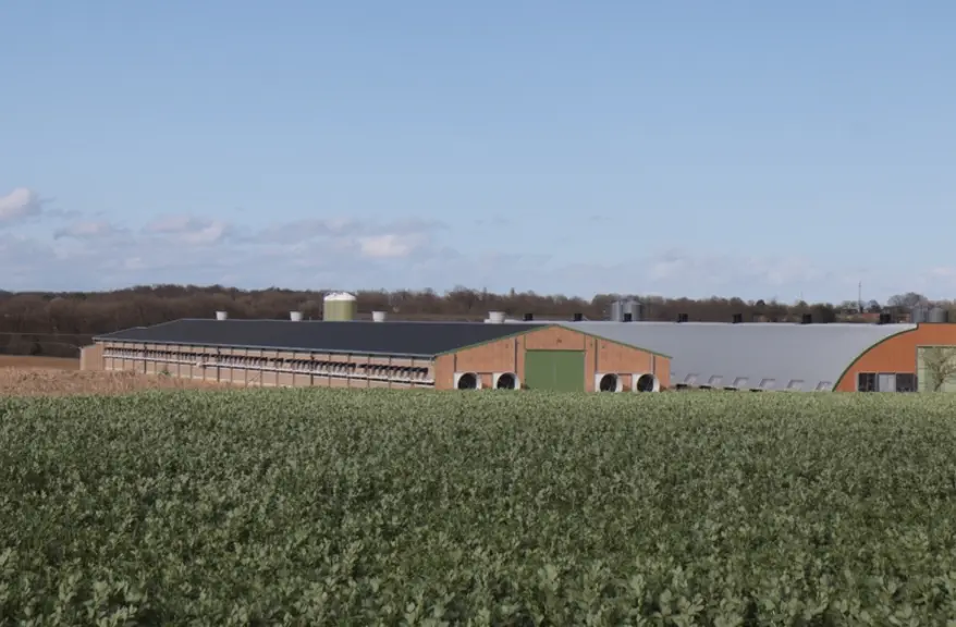 Le site de 4 900 m²  de la SCEA Les Taupines produira de la dinde et du poulet décarbonés grâce à des panneaux photovoltaïques et du chauffage au bois.