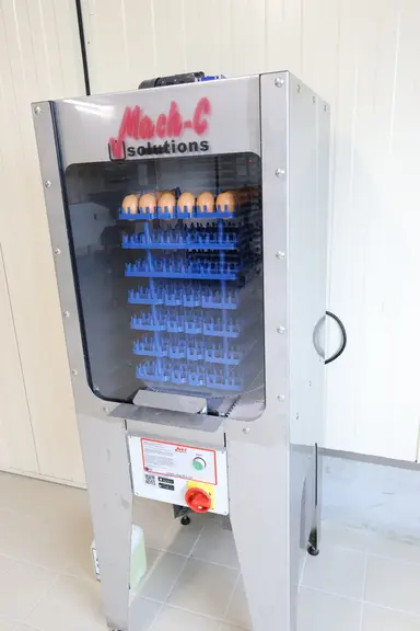 La laveuse de Mach -C solutions lave 252 oeufs en 10 minutes