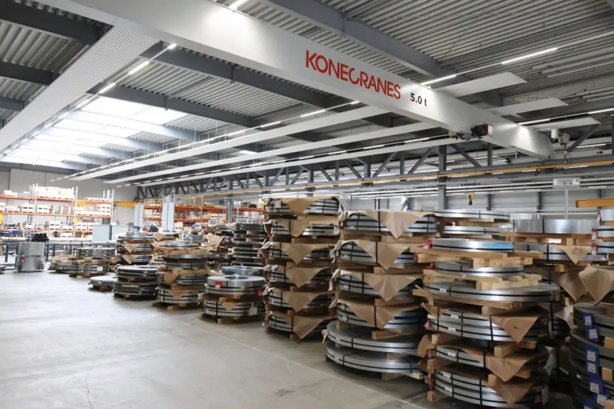 Des rouleaux d’acier en attente de leur transformation en pièces de cages.