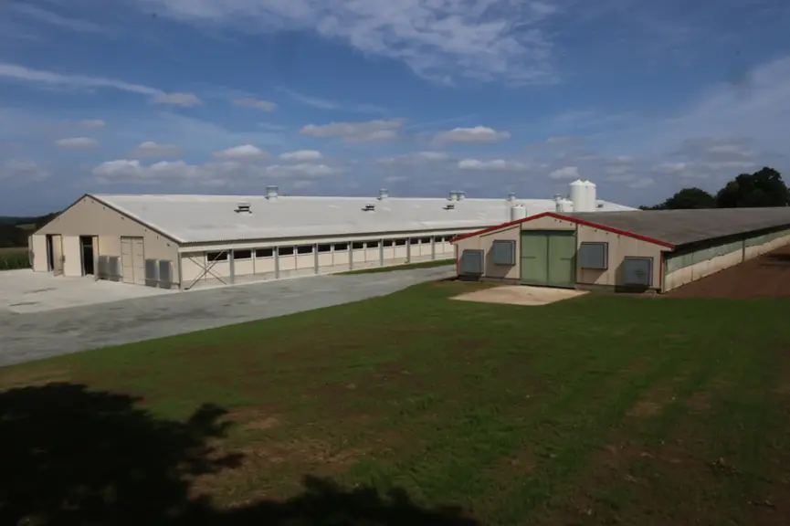 <em class="placeholder">Le neuf à gauche, le vieux Louisiane à droite. Transformer les deux poulaillers Louisiane aurait coûté plus cher que le bâtiment neuf</em>