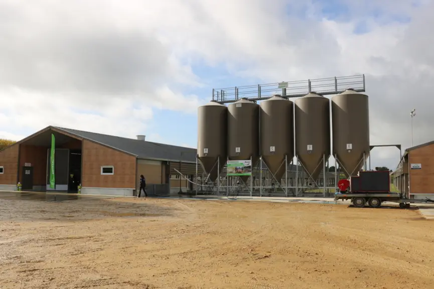 Les cinq silos alignés entre les pignons peuvent chacun alimenter les deux bâtiments.