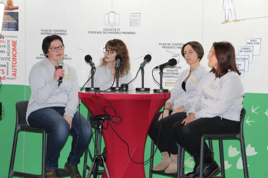 <em class="placeholder">Nadège, Jennifer, Sandrine (chez qui s'est déroulée la journée) et Nicole, élèvent toutes du poulet et de la pintade. Elles ont témoigné de leur installation récente.</em>