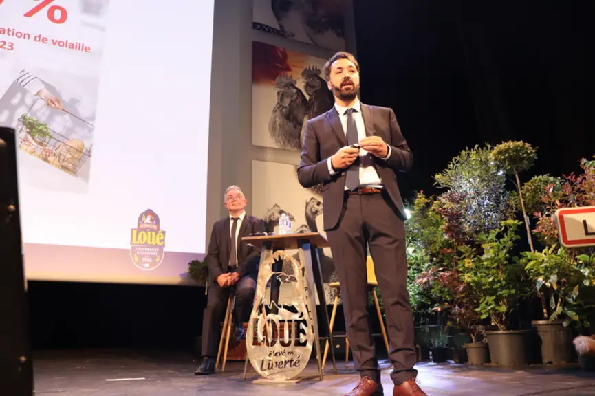 Erwan de la Fouchardière, directeur des Fermiers de Loué devant son président Philippe Pancher : "La coopérative accompag
