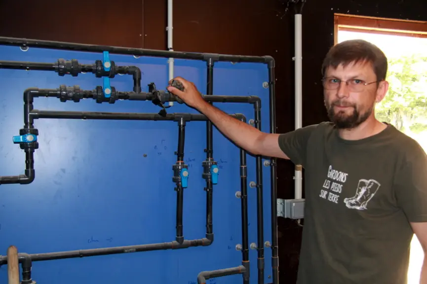 <em class="placeholder">Sylvain Vérité devant son circuit d'eau. Qualité de l'eau Itavi </em>