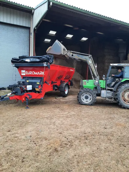 <em class="placeholder">La faible hauteur de la caisse autorise le chargement à l'aide d'un petit tracteur.</em>