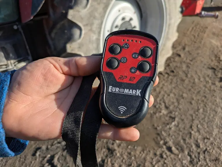 La télécommande permet à l’éleveur d’arrêter et de mettre en route le paillage sans sortir du bâtiment.