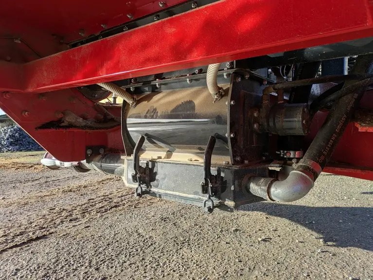 <em class="placeholder">Positionnées assez bas sous la machine, l'écluse et la boîte à air restent accessibles. </em>